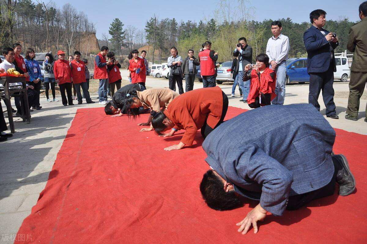 孝道仪式，三次鞠躬、六跪地、三磕头的深层解读