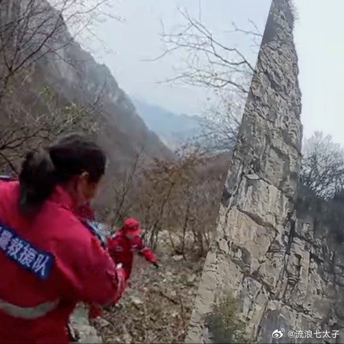 女游客徒步旅游遭遇坠崖身亡悲剧，旅游安全问题需引起高度重视