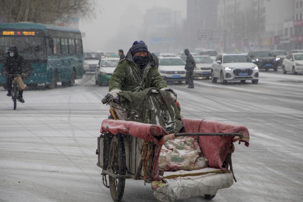 黑龙江鹤岗破纪录降雪，雪域城市的挑战与机遇