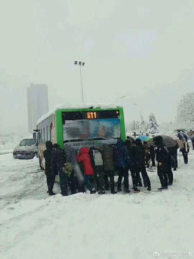 鹤岗破纪录暴雪，乘客雪中推公交的壮观景象