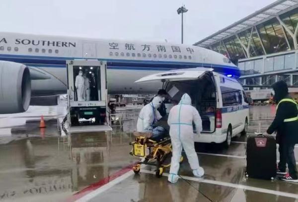 美国航空客机紧急返航，安全至上的航空管理策略保障乘客安全