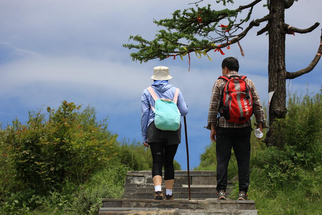 男子带娃登山身亡，娃以为其睡着，登山意外，男子带娃身亡，娃以为其睡着，意外发生，男子带娃登山身亡，娃以为其睡着，男子带娃登山意外身亡，娃以为其睡着，登山意外，男子带娃身亡，娃以为其睡着