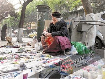 90岁奶奶寒冬摆摊，年轻人需知的一堂生活课