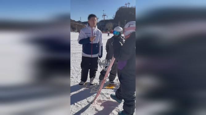 雪场驱赶，男子被禁止教妻子滑雪