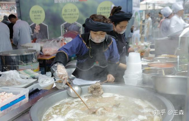 成都羊肉汤老师傅，多熬自然白