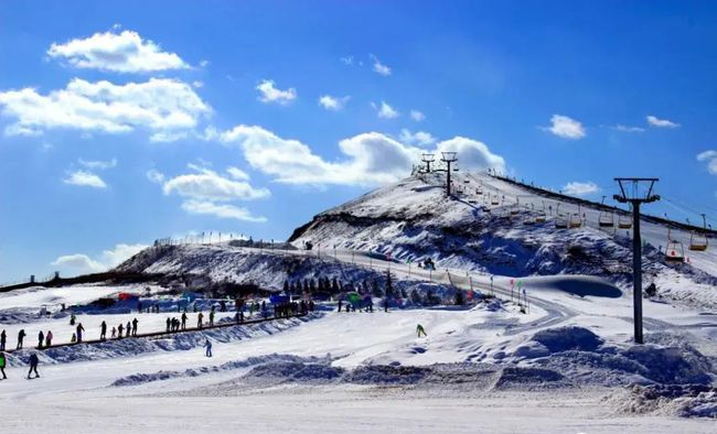 大爷下肢瘫痪，滑雪场上健步如飞