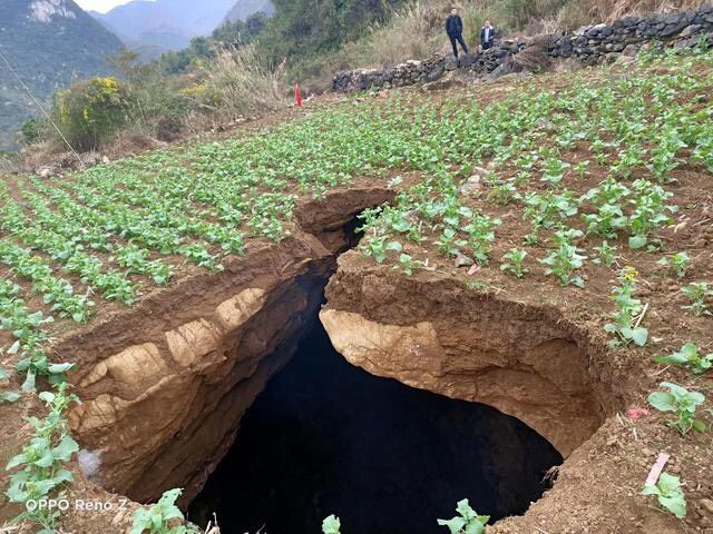 贵州一村落惊现大量洞穴