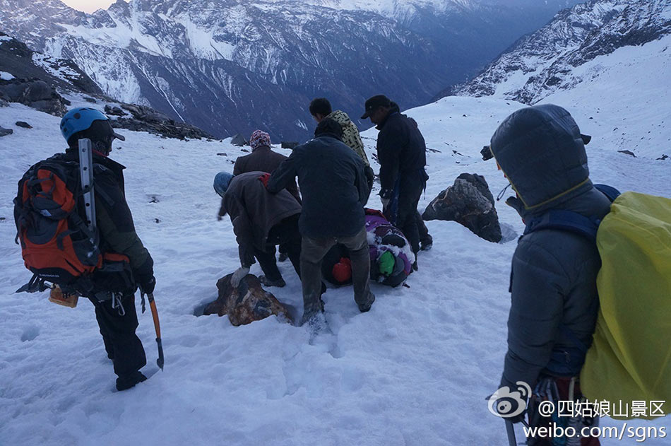 四川雅姆雪山滑坠事故致登山者遇难