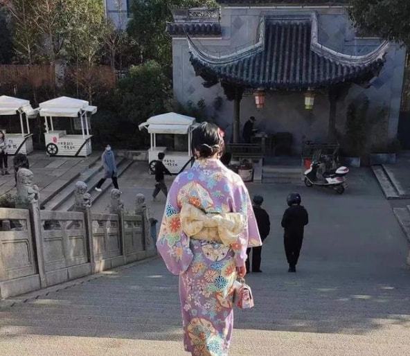 南京一景区回应女子穿和服被指责，尊重他人，尊重文化