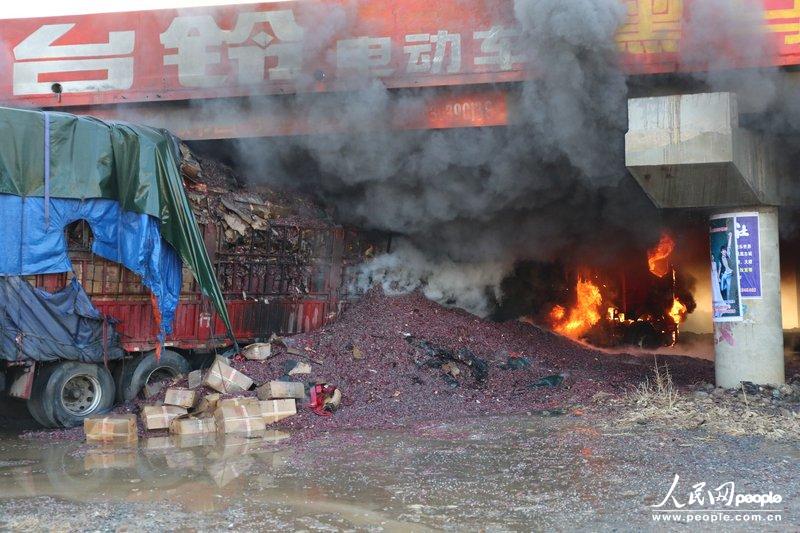 高速货车装载烟花爆炸，当地回应，严厉打击非法运输烟花爆竹行为