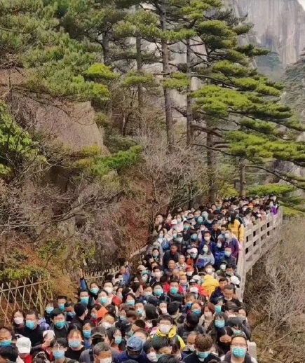 景区回应李现在虎跳峡举国旗