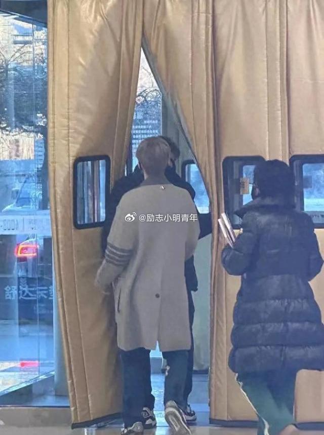 王楚钦挽妈妈手逛街