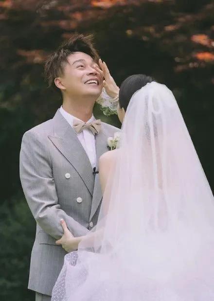 何炅一家三口婚纱照曝光，幸福满满，爱意溢于言表